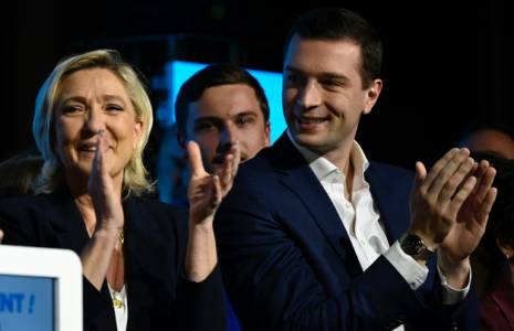 Le président du parti d'extrême droite et principal candidat du RN aux élections européenne, Jordan Bardella (à droite) et la présidente du groupe parlementaire RN Marine Le Pen, lors d'une réunion publique à Saint-Avold, le 7 mai 2024 ( AFP / Jean-Christophe VERHAEGEN )