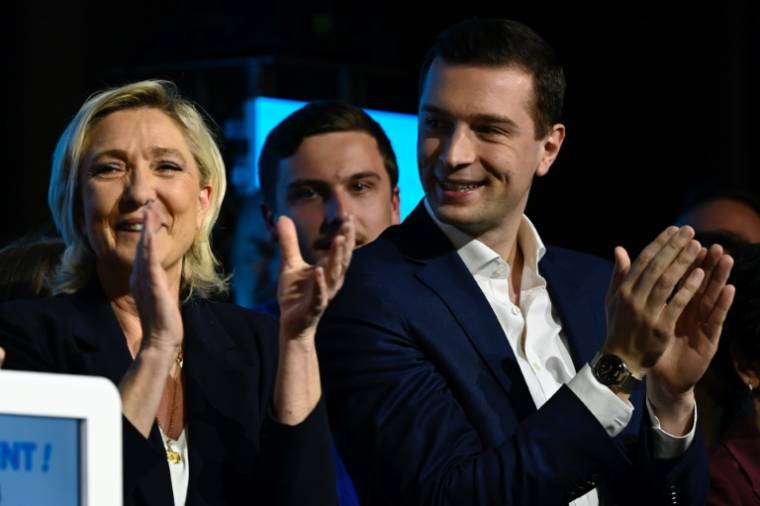 La tête de liste RN aux européennes Jordan Bardella et la cheffe des députés du parti à l'Assemblée nationale Marine Le Pen, le 7 mai 2024 en meeting à Saint-Avold ( AFP / Jean-Christophe VERHAEGEN )