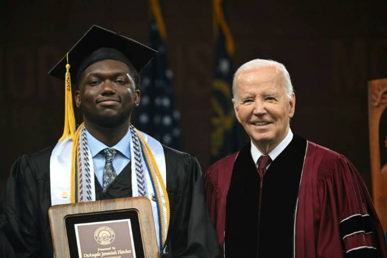 Le président américain Joe Biden avec DeAngelo Jeremiah Fletcher au Morehouse College à Atlanta, le 19 mai 2024 ( AFP / ANDREW CABALLERO-REYNOLDS )