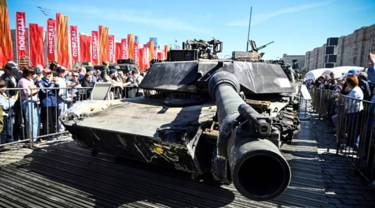 Un char américain Abrams pris par les forces russes en Ukraine et exposé à Moscou, le 1er mai 2024 ( AFP / Alexander NEMENOV )