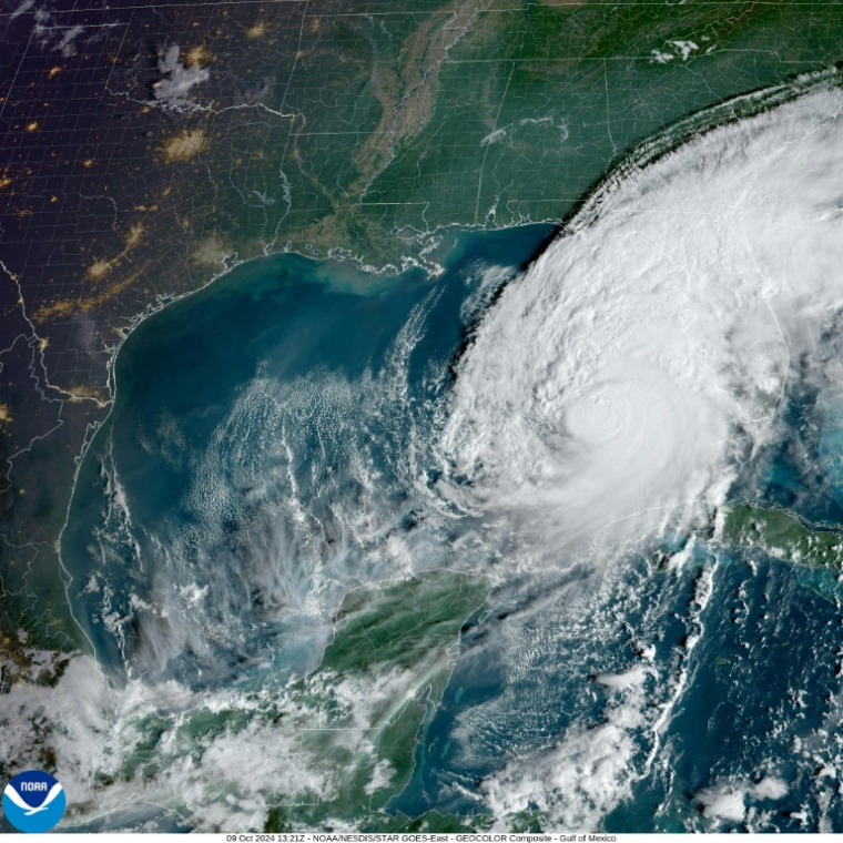 Ces images satellite, gracieuseté de la National Oceanic and Atmospheric Administration (NOAA) et de la Regional and Mesoscale Meteorology Branch (RAMMB), prises le 9 octobre 2024, montrent la formation de l'ouragan Milton au-dessus du golfe du Mexique. L'ouragan Milton a explosé en force le 7 octobre pour devenir une tempête de catégorie 5 potentiellement catastrophique à destination de la Floride, menaçant l'État américain d'un deuxième ouragan féroce en autant de semaines. (NOAA / DOCUMENT)