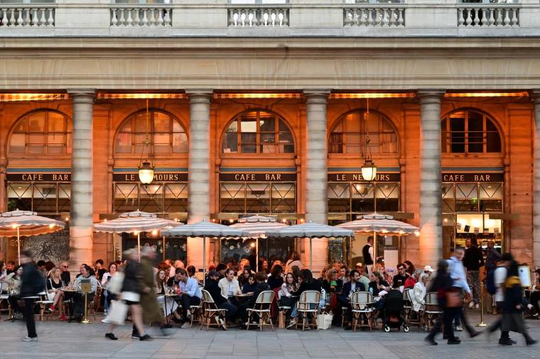 La terrasse d'un restaurant à Paris, le 6 octobre 2023. ( AFP / MIGUEL MEDINA )