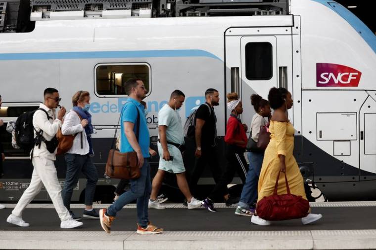 Des voyageurs marchent sur une plateforme à la gare de Lyon, à Paris, en France
