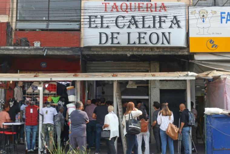 Des personnes font la queue devant El Califa de Leon, un restaurant à Mexico récemment étoilé, le 15 mai 2024 ( AFP / Silvana FLORES )