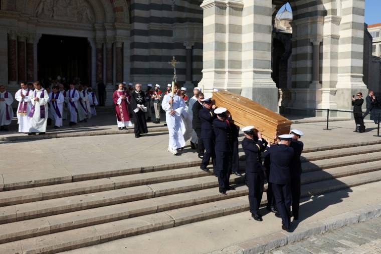 Le cercueil de l'ancien maire Jean-Claude Gaudin sort de la cathédrale de la Major à l'issue de la cérémonie funéraire, le 23 mai 202 à Marseille ( AFP / Pascal GUYOT )