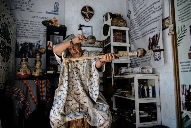 Le chaman péruvien Lauro Hinostroza effectue un rituel lors d'une interview avec l'AFP le 22 février 2024 à Mexico ( AFP / CARL DE SOUZA )