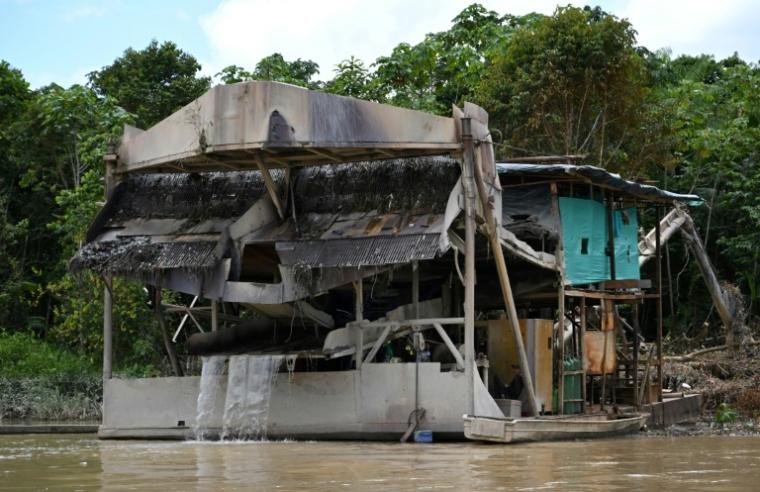 Des dragues artisanales de type brésilien utilisées pour extraire l'or sont visibles sur le fleuve Quito, un affluent du fleuve Atrato, dans le département de Choco, en Colombie, le 27 août 2024 ( AFP / Raul ARBOLEDA )