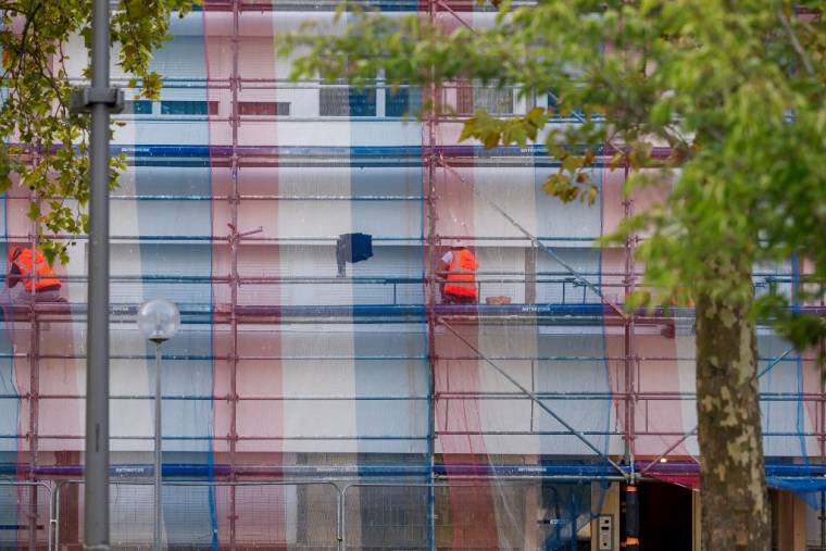 Rénovation d'un bâtiment de logements sociaux dans le quartier Metz-Borny à Metz, le 9 octobre 2023.  ( AFP / JEAN-CHRISTOPHE VERHAEGEN )