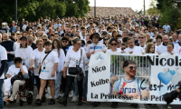 L'hommage à Nicolas, à Romans-sur-Isère, dans la Drôme, le 6 novembre 2024 ( AFP / JEAN-PHILIPPE KSIAZEK )