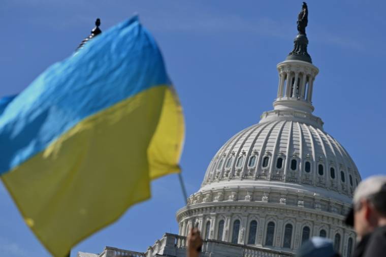 Un drapeau ukrainien, agité près du Congrès américain, à Washington, le 23 avril 2024 ( AFP / Mandel NGAN )
