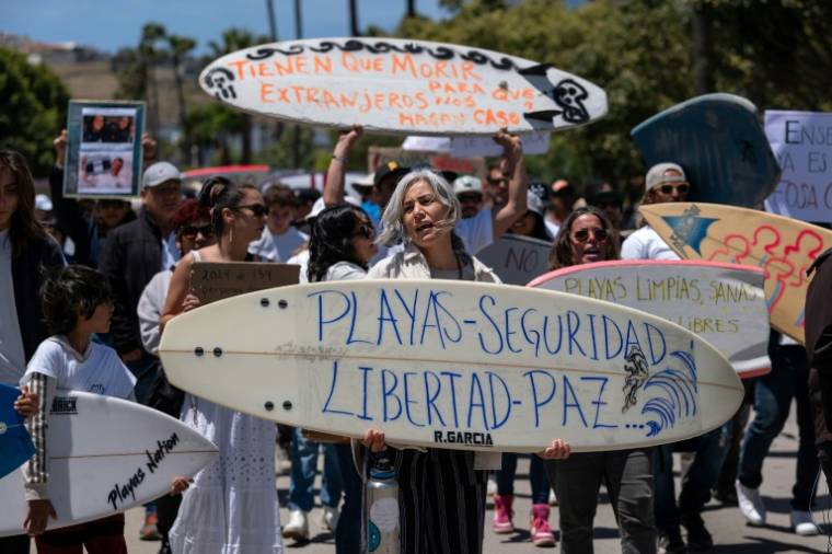 Manifestation contre l'insécurité après la mort de trois surfeurs à Ensenada, dans l'Etat de Basse-Californie, au Mexique, le 5 mai 2024 ( AFP / Guillermo Arias )