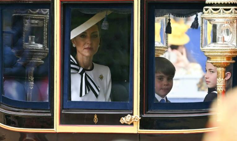 La princesse Kate, avec ses enfants Charlotte et Louis, le 15 juin 2024 à Londres ( AFP / JUSTIN TALLIS )