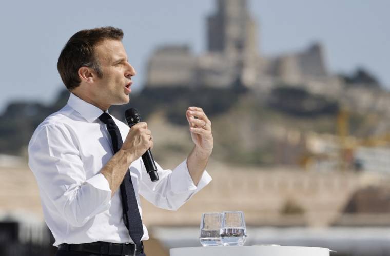 Le président Emmanuel Macron, le 16 avril 2022, lors de son meeting à Marseille. ( AFP / LUDOVIC MARIN )