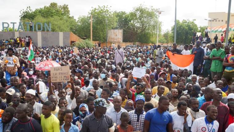 Des manifestants anti-sanctions se rassemblent pour soutenir les soldats putschistes dans la capitale Niamey