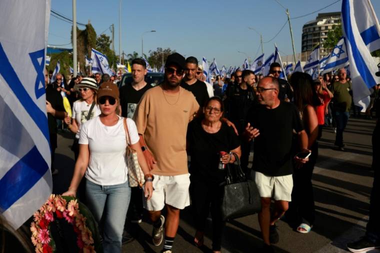 Des Israéliens assistent aux funérailles de Chanan Yablonka, dont le corps a été ramené de Gaza après 230 jours aux mains du Hamas, le 26 mai 2024 à Tel-Aviv ( AFP / Menahem Kahana )
