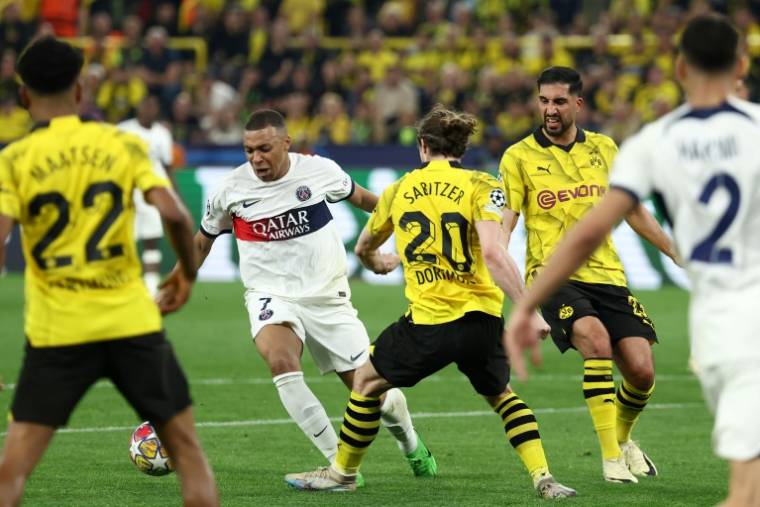 L'attaquant parisien Kylian Mbappé au milieu de plusieurs défenseurs du Borussia, le 1er mai 2024 à Dortmund  ( AFP / FRANCK FIFE )