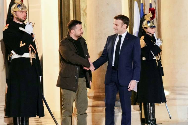 Le président Emmanuel Macron accueille son homologue ukrainien Volodymyr Zelensky à l'Elysée à Paris, le 16 février 2024 ( AFP / Dimitar DILKOFF )