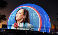 Portrait de la vice-présidente des Etats-Unis, candidate malheureuse à la présidentielle, Kamala Harris, projeté sur la façade de Sphere, une salle de spectacle à Las Vegas, dans le Nevada, aux Etats-Unis, le 4 novembre 2024 ( AFP / Ronda Churchill )