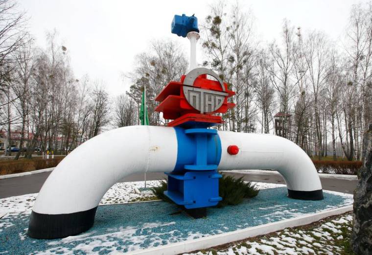 Photo d'archives d'une maquette d'un oléoduc à l'entrée de la station de pompage de pétrole de Gomel Transneft