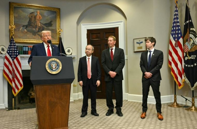 Le président américain Trump entouré de Masayoshi Son (3e d), président-directeur général de SoftBank, Larry Ellison (2e d), directeur général d'Oracle et Sam Altman (d), directeur général d'Open AI, à la Maison Blanche, le 21 janvier 2025 à Washington ( AFP / Jim WATSON )