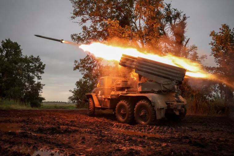 Des militaires ukrainiens tirent un système de fusées à lancement multiple BM-21 dans la région de Donetsk, en Ukraine