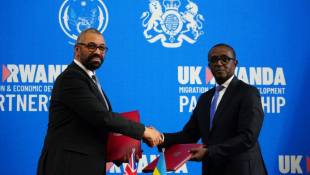 Le ministre britannique de l'Intérieur James Cleverly (G) et le ministre rwandais des Affaires étrangères Vincent Biruta, à Kigali le 5 décembre 2023 ( POOL / Ben Birchall )