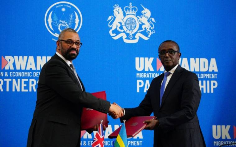 Le ministre britannique de l'Intérieur James Cleverly (g) et le ministre rwandais des Affaires étrangères Vincent Biruta, le 5 décembre 2023 à Kigali, au Rwanda  ( POOL / Ben Birchall )