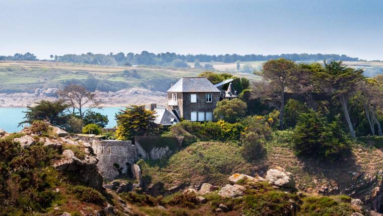 La commune bretonne veut inverser la tendance immobilière sur le littoral en proposant des terrains à bas prix destinés à la résidence principale. (Photo d'illustration) (Jibs-breizh / Pixabay)