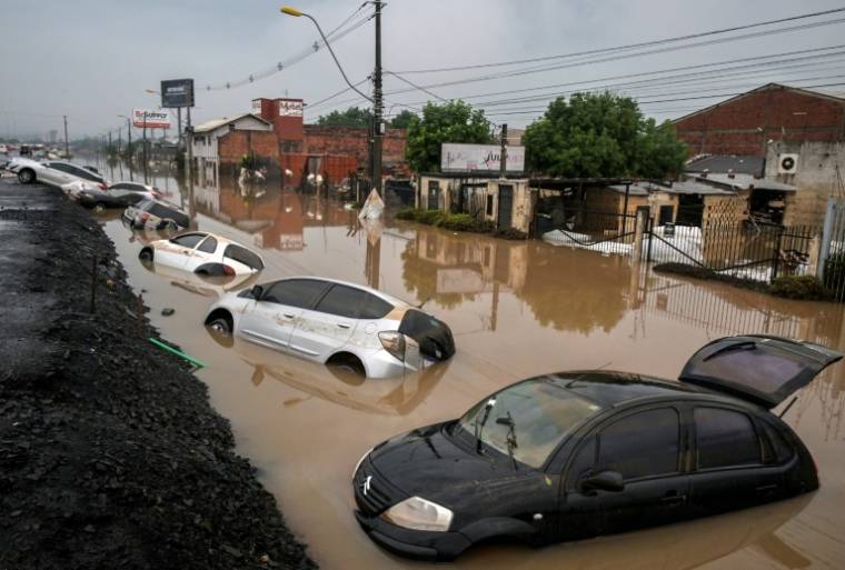 Voitures sinistrées par les inondation à Porto Alegre, dans le sud du Brésil, le 12 mai 2024 ( AFP / Nelson ALMEIDA )