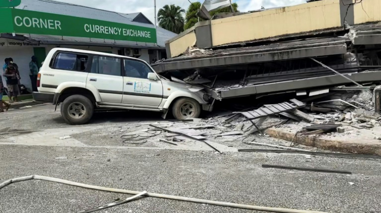 Photo publiée par Michael Thompson, habitant du Vanuatu, montrant des personnes en train d'inspecter les décombres d'un bâtiment détruit par un puissant séisme, à Port-Vila, le 17 décembre 2024 ( Facebook account of Michael Thompson / MICHAEL THOMPSON )