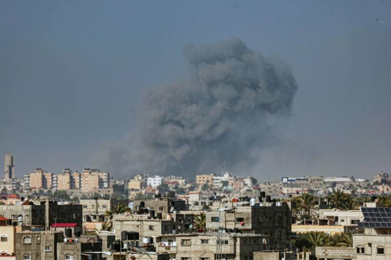 De la fumée au-dessus de Khan Younès pendant des bombardements israéliens, dans le sud de la bande de Gaza, le 3 avril 2024 ( AFP / SAID KHATIB )