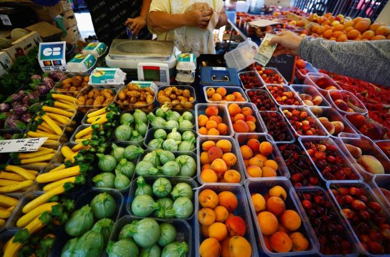Photo d'acheteurs achetant des fruits sur un marché local à Nice