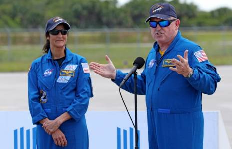 Les astronautes de la Nasa Butch Wilmore (droite) et Suni Williams à Cap Canaveral en Floride, le 25 avril 2024, avant leur décollage à bord du vaisseau Starliner de Boeing ( AFP / Gregg Newton )