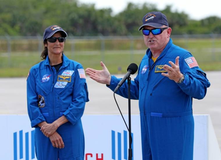 Les astronautes de la Nasa Butch Wilmore (droite) et Suni Williams à Cap Canaveral en Floride, le 25 avril 2024, avant leur décollage à bord du vaisseau Starliner de Boeing ( AFP / Gregg Newton )