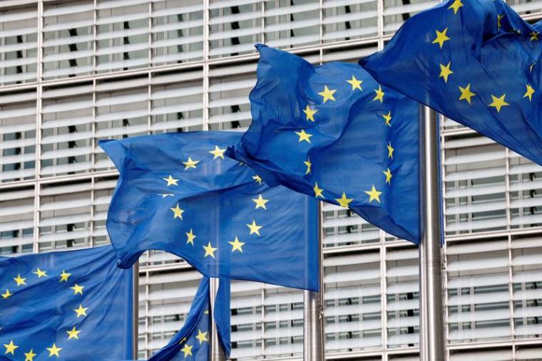 Les drapeaux de l'Union européenne flottent devant le siège de la Commission européenne à Bruxelles, en Belgique
