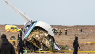 Des spécialistes des situations d'urgence travaillent sur le site du crash d'un avion de ligne de la compagnie Azerbaijan Airlines près de la ville d'Aktaou, dans l'ouest du Kazakhstan, le 25 décembre 2024 ( AFP / Issa Tazhenbayev )