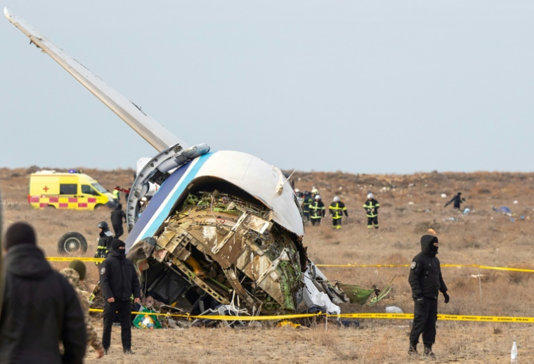 Des spécialistes des situations d'urgence travaillent sur le site du crash d'un avion de ligne de la compagnie Azerbaijan Airlines près de la ville d'Aktaou, dans l'ouest du Kazakhstan, le 25 décembre 2024 ( AFP / Issa Tazhenbayev )