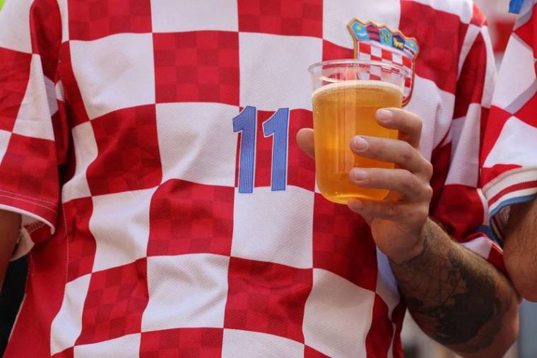Un supporter croate boit une bière sans alcool