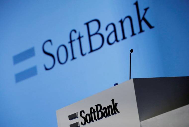 Photo du logo de Softbank devant un pupitre