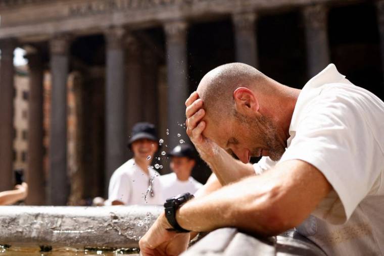 Un ressortissant canadien se rafraîchit à une fontaine près du Panthéon, à Rome, en Italie