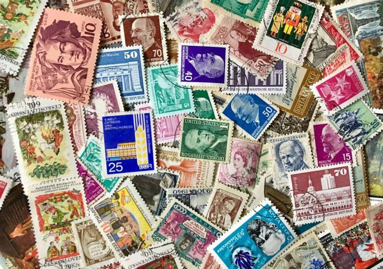 Vous pouvez vendre une collection de timbres en bloc à un négociant, ou opter pour la vente détaillée aux enchères. ( crédit photo : Shutterstock )