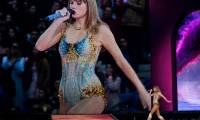 La chanteuse et compositrice américaine Taylor Swift sur la scène du Groupama Stadium à Lyon, lors de sa tournée Eras Tour, le 2 juin 2024 ( AFP / JEFF PACHOUD )