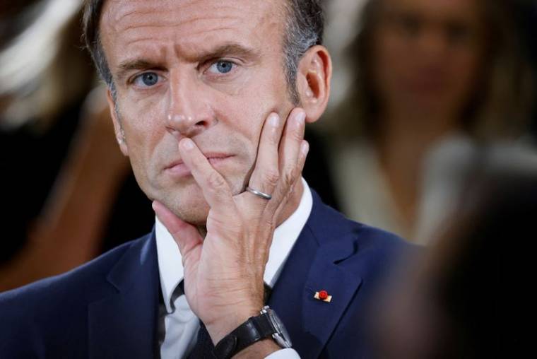 Le président français Emmanuel Macron écoute un discours lors de sa visite à l'école professionnelle Argensol à Orange