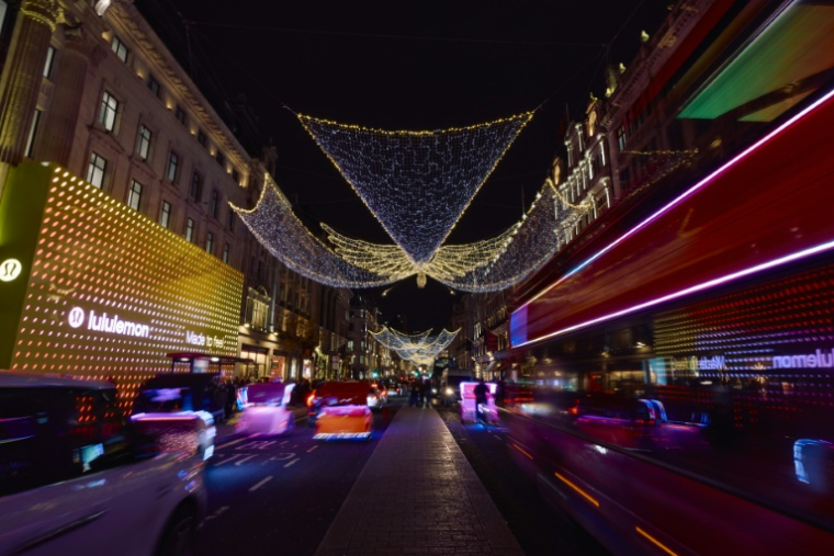 Des décorations de Noël sur Regent Street à Londres, le 6 décembre 2024 ( AFP / BENJAMIN CREMEL )