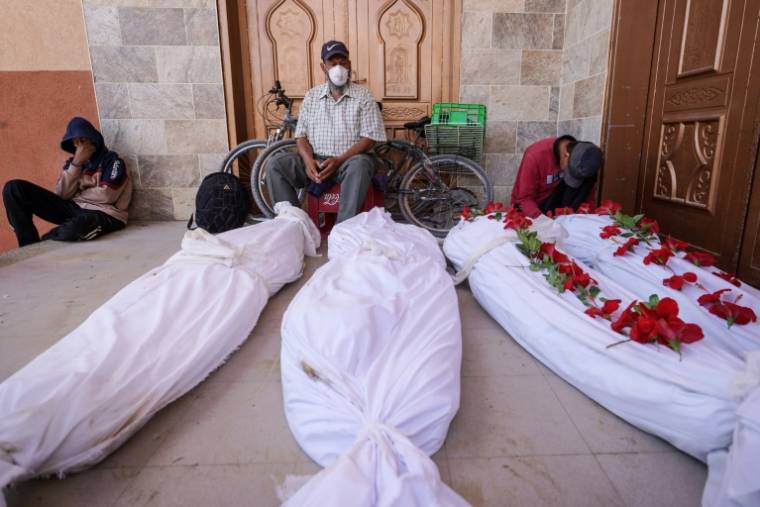 Des Palestiniens pleurent la mort de leur proche après la découverte de dizaines de corps entérrés près de l'hôpital de Khan Younès dans le sud de la bande de Gaza, le 21 avril 2024 ( AFP / - )