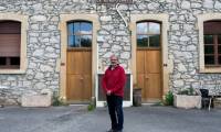 Le maire de Montardit, Eric Couzinet, devant une maison avec des entrées numérotées, le 31 mai 2024 en Ariège ( AFP / Matthieu RONDEL )