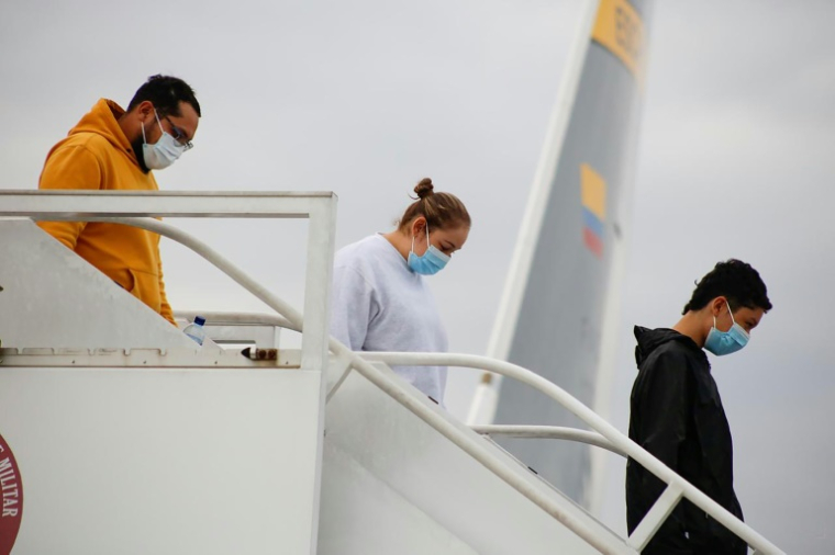 Photo de migrants descendant d'un avion militaire colombien à Bogota le 28 janvier 2025, fournie par par le ministère colombien des Affaires étrangères. ( Colombian Ministry of Foreign Affairs / HANDOUT )