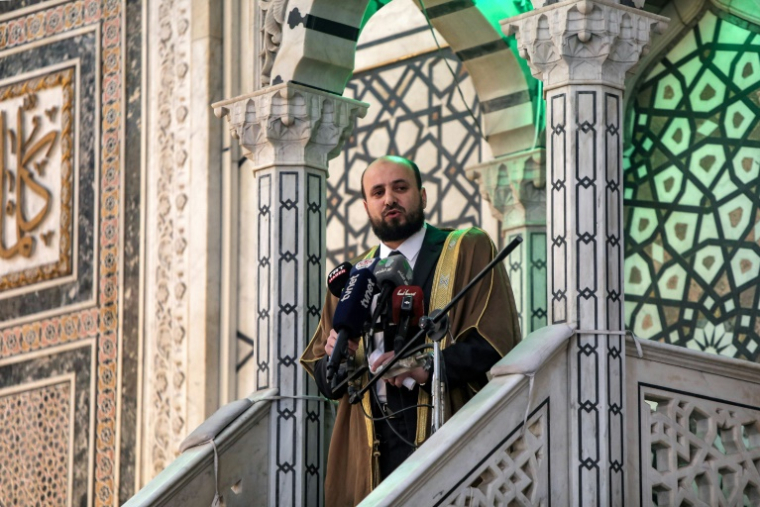 Le Premier ministre syrien de transition Mohammad al-Bachir s'adresse à la foule qui célèbre la chute de Bachar al-Assad à l'occasion de la grande prière dans la mosquée des Omeyyades, à Damas, le 13 décembre 2024 ( AFP / Bakr ALKASEM )