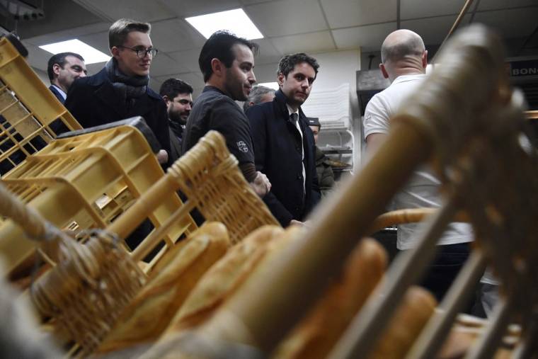 Le ministre des Comptes publics Gabriel Attal, le 1er décembre 2022 dans une boulangerie de Brou, près de Chartres.  ( AFP / JULIEN DE ROSA )