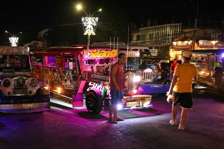 Des jeepneys, ces Jeeps customisées fabriquées à l'origine à partir d'automobiles abandonnées par l'armée américaine à la fin de la Seconde guerre mondiale, le 30 janvier 2024 à Manille ( AFP / Ted ALJIBE )